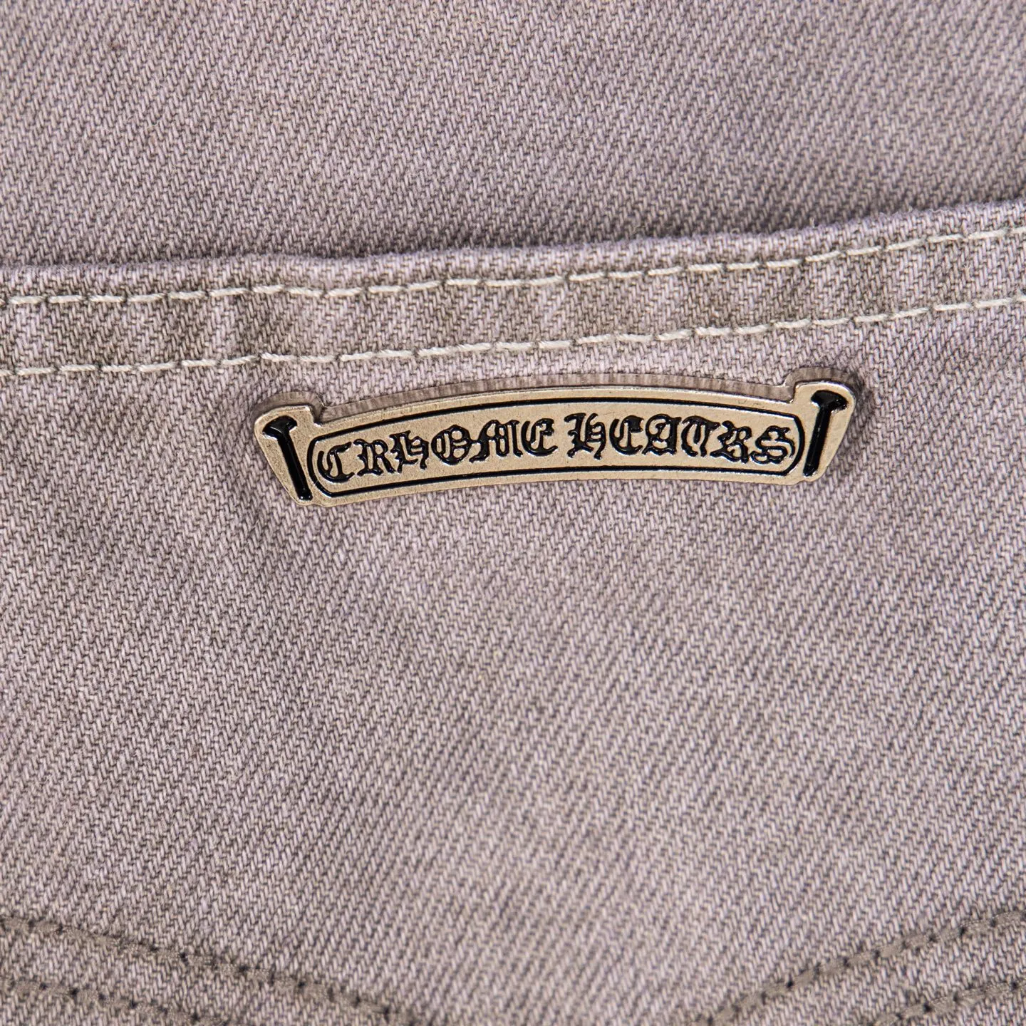 P290 Chrome Hearts Gray Cow King Jeans Multi-Leather Standard Work Jeans CH Jeans All need to be washed and then disassembled and hand-stitched with sheepskin cross leather and then spliced to complete. The whole process is too complicated to describe. About Chrome Hearts This is an extremely luxurious fashion brand that can also be called the aristocracy of the high street. It has always been an exclusive brand for some hipsters or the second generation of rich people. Compared with ordinary high streets, it is more luxurious and noble. Compared with luxury brands, it is more fashionable and individual. It has always been a brand that I have a special liking for. Style number: 1763# Color: Gray Size: 28 30 32 34 36